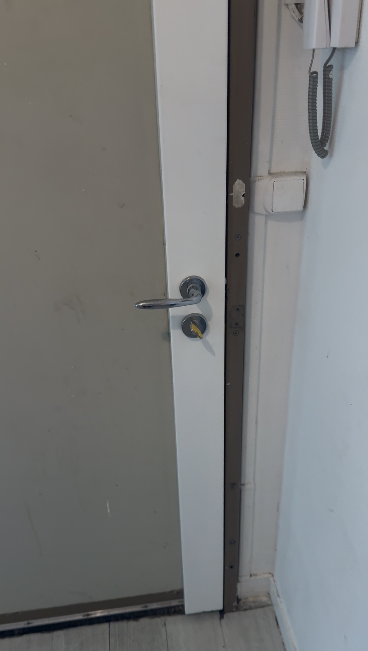 Serrurier sécurisant une porte de logement à Dreux